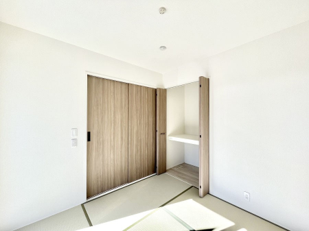 ���̑����ρ@���r���O�Ɨׂ荇���Ă���a���B�ق��ƈꑧ�ł���a�̋�Ԃ��Y�ꂸ�ɁB 