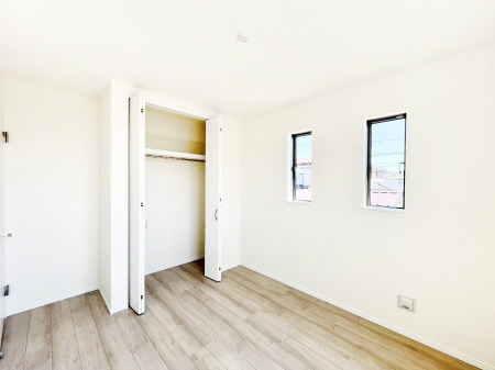 �q�������@�����`Bed Room�`�@�q�������͂��q�l�ɂƂ��đ�Ϗd�Ȗ���������܂��B�q����l�ŉ߂�����Ԃ�^���邱�ƂŁA�h���׋����Ԃ����R�Ƒ����܂����畔���̕Еt����|���Ȃǂ��������ƂɌq����܂��B