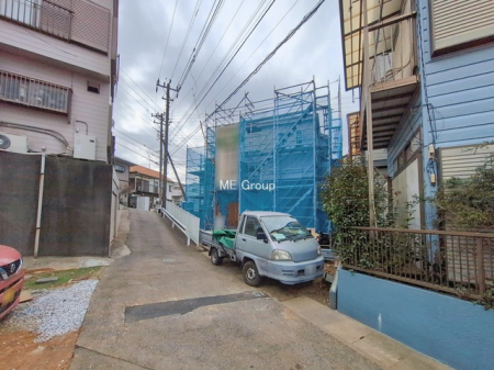 ���n�O�ώʐ^�@�`Exterior�`�@�O�ʓ��H�F�쓌 4.6m �����A�쐼 4m �����@��w�̈�ˌ��Ă𒆐S�Ƃ����X���݂����R�Ƒ����A���ӂ͍��������������Ă��Ȃ��̂ŁA�΂̑����ՐÂȎ����������ł��B