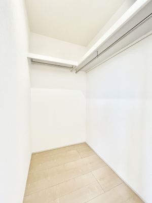 ���̑��@�����`Walk-in Closet�`�@�K�v�Ȃ��̂�R�[�f�B�l�[�g���ꗗ���Ċm�F�ł��A�g�x�x�⏀�����Z���ԂōςރE�H�[�N�C���N���[�[�b�g��ݒu���܂����B�Ƃ̒�����������Ƃ�����֗��Ȏ��[�X�y�[�X�ł��B