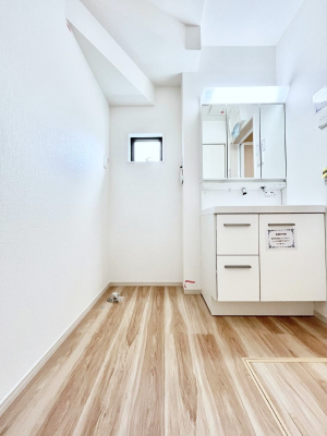 ���̑��@�����`Dressing Room�`  ����������F�����œ��ꂳ��Ă���ƁA�X�b�L���Ɛ�������ۂ������܂��B  ���̗��ɂ͂����Ղ�Ǝ��[�X�y�[�X��W�������I  �����́A�V���v�����@�\�����d�����āB