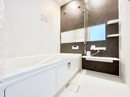 �����@�����`Bath Room�`�@�������Ƒ���L�΂��ē������邱�Ƃ��\�I����̔�������M�d�ȃo�X�^�C���ł��B���q�l�Ƃ��ꏏ�ł��\���ȍL���Ȃ̂ŁA���r���O�Ƃ͈�����Ƒ��c�R�̂ЂƎ������y���݂��������܂��B