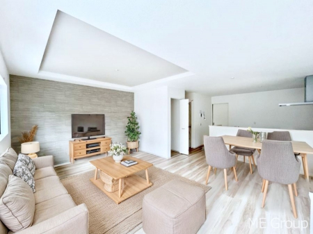 ���r���O�@�����`Living�`�@�Ƒ��̉�b��Ί炪�s���������r���O�ł��B�q���������Ă�p�����Ȃ���A�傫�ȃ\�t�@��_�C�j���O�e�[�u���ł������H���������肭�났�����􂻂�Ȗ������������Ԃł��I���Ƌ��CG�ł�