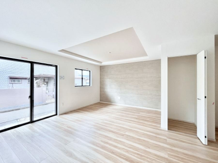 ���r���O�@�����`Living�`�@�O���̗��Ȃ��V���v���ł�������LDK�B�傫�ȑ�������������������ނ̂Ŏ��������邭�A�Ƒ��̌e���̏�Ƃ��ăs�b�^���ł��B�J�����Ɠ�������̗ǂ��𐥔񂲗����������I