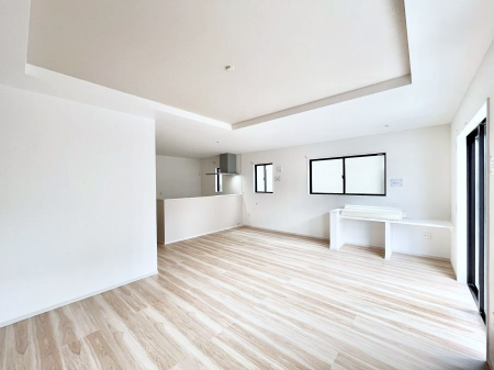 ���̑����ρ@�����`Living�`�@�Ƒ��̐H����c���̂ق��A�q�ǂ���V�΂�����A�F�l���������肷��LDK�͏Z�܂��̒��S�B�����ԉ߂����ꏊ������A���̋�Ԃ͏Z�܂��S�̂̋��S�n�����E���܂��B