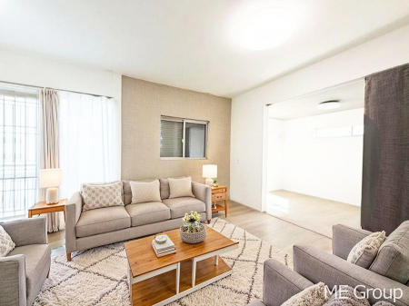 ���r���O�@�����`Living�`�@�Ƒ��̉�b��Ί炪�s���������r���O�ł��B�q���������Ă�p�����Ȃ���A�傫�ȃ\�t�@��_�C�j���O�e�[�u���ł������H���������肭�났�����􂻂�Ȗ������������Ԃł��I���Ƌ��CG�ł�