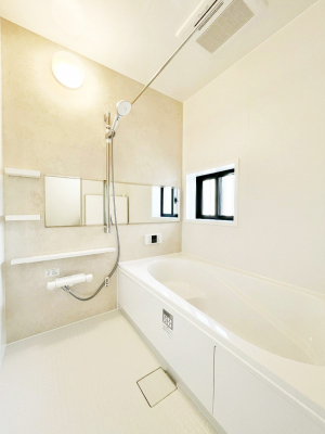 �����@������A�������`Bath Room�`�@����L�΂��ē������邱�Ƃ��\�I����̔�������M�d�ȃo�X�^�C���ł��B���q�l�Ƃ��ꏏ�ł��\���ȍL���Ȃ̂ŁA���r���O�Ƃ͈�����Ƒ��c�R�̂ЂƎ������y���݂��������܂��B