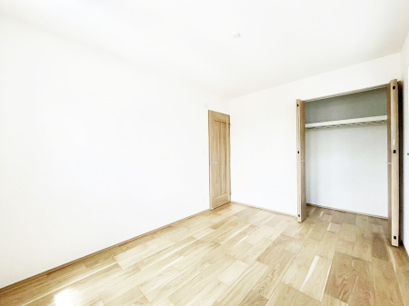 �Q���@������A�������`Bed Room�`  �S�����ɂ͎��[�N���[�[�b�g�������I���i�g���̂��m���⏬���͂������A�G�ߕ��̂��m���Ȃǂ���������Ɛ������ڂ����܂������܂��B  ������Ԃ��L���g�p�ł��܂��ˁB