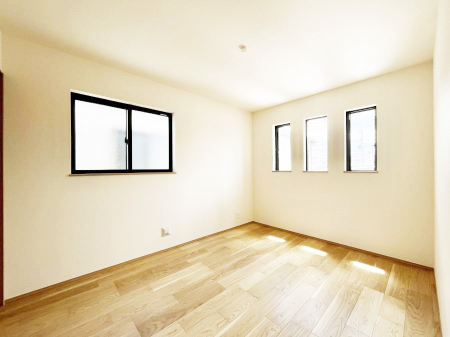 �q�������@������A�������`Bed Room�`�@�q�������͂��q�l�ɂƂ��đ�Ϗd�Ȗ���������܂��B�q����l�ŉ߂�����Ԃ�^���邱�ƂŁA�h���׋����Ԃ����R�Ƒ����܂����畔���̕Еt����|���Ȃǂ��������ƂɌq����܂��B