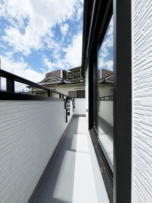 �o���R�j�[�@������A�������`Balcony�`�@������̃o���R�j�[�̑O�ɂ͉_�ȊO�ɑ��z���Ղ���̂�����܂���B�����󕨂������₷���A����薾�邭�C�����̂������������Ă��܂��B�g���₷���J���I�ȃo���R�j�[�ł���