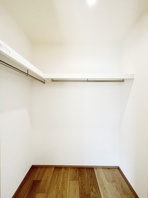 ���̑��@������A�������`Walk-in Closet�`�@��������̗m���������Ă��V���ɂȂ�ɂ����E�H�[�N�C���N���[�[�b�g�B�m���ȊO�ɂ��A���i�g��Ȃ��Ɠd��X�[�c�P�[�X�A�X�g�b�N�i�Ȃǉ��ł��Еt����������Ԃł��B