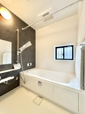 �����@�����`Bath Room�`�@�������������͋C�̗����Ŗ����Ɍ����ă��t���b�V���B���������@�\���t���Ă���̂ŗׂ̐���@�u����Ő􂢏オ�������󕨂��A�J�̓����V�C���C�ɂ������������邱�Ƃ��\�ł��B