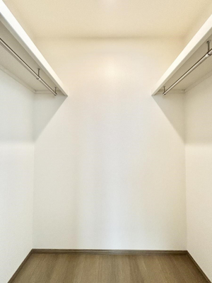 ���̑��@�����`Walk-in Closet�`�@�K�v�Ȃ��̂�R�[�f�B�l�[�g���ꗗ���Ċm�F�ł��A�g�x�x�⏀�����Z���ԂōςރE�H�[�N�C���N���[�[�b�g��ݒu���܂����B�Ƃ̒�����������Ƃ�����֗��Ȏ��[�X�y�[�X�ł��B