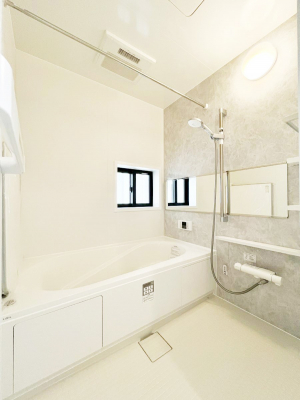 �����@������C�������`Bath Room�`�@����L�΂��ē������邱�Ƃ��\�I����̔�������M�d�ȃo�X�^�C���ł��B���q�l�Ƃ��ꏏ�ł��\���ȍL���Ȃ̂ŁA���r���O�Ƃ͈�����Ƒ��c�R�̂ЂƎ������y���݂��������܂��B
