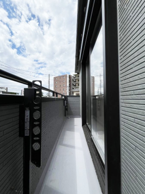 �o���R�j�[�@������C�������`Balcony�`�@������̃o���R�j�[�̑O�ɂ͉_�ȊO�ɑ��z���Ղ���̂�����܂���B�����󕨂������₷���A����薾�邭�C�����̂������������Ă��܂��B�g���₷���J���I�ȃo���R�j�[�ł���