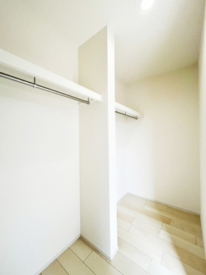 ���̑��@������C�������`Walk-in Closet�`�@��������̗m���������Ă��V���ɂȂ�ɂ����E�H�[�N�C���N���[�[�b�g�B�m���ȊO�ɂ��A���i�g��Ȃ��Ɠd��X�[�c�P�[�X�A�X�g�b�N�i�Ȃǉ��ł��Еt����������Ԃł��B