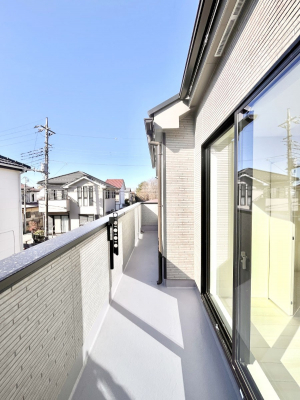 �o���R�j�[�@�����`Balcony�`�@������̃o���R�j�[�̑O�ɂ͉_�ȊO�ɑ��z���Ղ���̂�����܂���B�����󕨂������₷���A����薾�邭�C�����̂������������Ă��܂��B�g���₷���J���I�ȃo���R�j�[�ł���