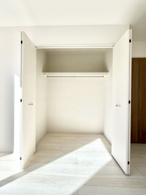 ���[�@�����`Closet�`�@�ǖʃN���[�[�b�g������΃^���X��u���K�v���Ȃ��A�o������̂Ȃ��X�b�L����Ԃ��ێ��ł��܂��B����ꂽ�X�y�[�X��L���Ɋ��p�ł������B�G�߂̈ߗނ��̕i�Ȃǂ����Ղ���[�o���܂��ˁ�