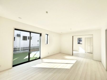 ���r���O�@�����`Living�`�@�O���̗��Ȃ��V���v���ł�������LDK�B�傫�ȑ�������������������ނ̂Ŏ��������邭�A�Ƒ��̌e���̏�Ƃ��ăs�b�^���ł��B�J�����Ɠ�������̗ǂ��𐥔񂲗����������I