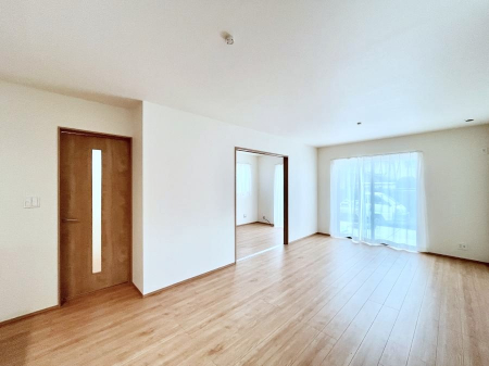 ���r���O�@������A�������`Living�`�@�O���̗��Ȃ��V���v���ł�������LDK�B�傫�ȑ�������������������ނ̂Ŏ��������邭�A�Ƒ��̌e���̏�Ƃ��ăs�b�^���ł��B�J�����Ɠ�������̗ǂ��𐥔񂲗����������I