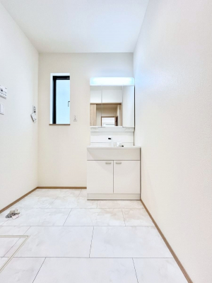 ���ʑ�E���ʏ��@������A�������`Dressing Room�`  ����������F�����œ��ꂳ��Ă���ƁA�X�b�L���Ɛ�������ۂ������܁B ���̗��ɂ͂����Ղ�Ǝ��[�X�y�[�X��W�������I�����́A�V���v�����@�\�����d�����āB