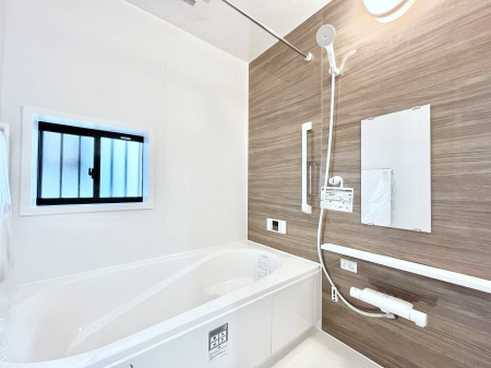 �����@������B�������`Bath Room�`�@���t���̃o�X���[���́A�̌������薾�邭�C�����̗ǂ���Ԃł��B�������邱�ƂŁA���C�����ǍD�B������芰����o�X���[���ŁA�����̃o�X�^�C�����y���݂ɂȂ肻���ł��B