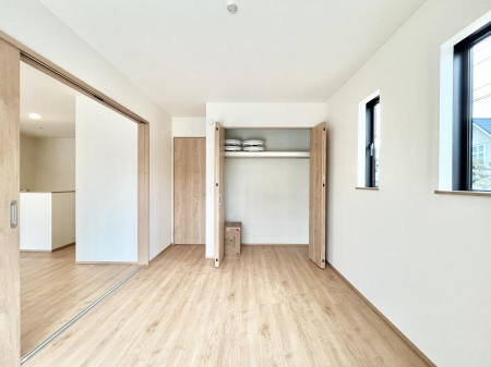 ���̑����ρ@������B�������`Bed Room�`�@�؂̉����肪�₳�����t���[�����O�͈��炬�������炷�v���C�x�[�g��ԁB����߂̃t���[�����O�ł��̂ŁA�ǎ��Ƃ��}�b�`���A���������X�ɍL�������Ă������ʂ��B