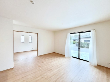 ���r���O�@������B�������`Living�`�@�O���̗��Ȃ��V���v���ł�������LDK�B�傫�ȑ�������������������ނ̂Ŏ��������邭�A�Ƒ��̌e���̏�Ƃ��ăs�b�^���ł��B�J�����Ɠ�������̗ǂ��𐥔񂲗����������I