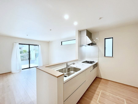 �L�b�`���@������B�������`Kitchen�`�@�u���������͉�����낤�v����ȃL�b�`���Ȃ�v�������藿�����ł����Ⴂ�܂��B�L�b�`������̓��r���O����]�ł��܂��B�Ƒ����Ȃ��邨�Ƃ������ɂ������܂��B