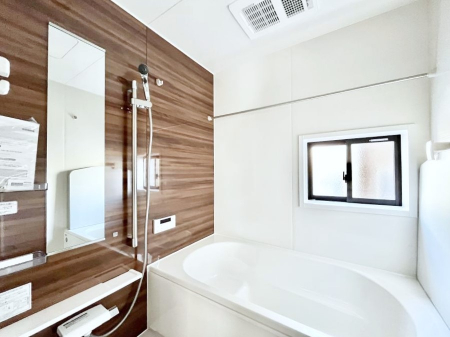 �����@�������P�������`Bath Room�`�@���t���̃o�X���[���́A�̌������薾�邭�C�����̗ǂ���Ԃł��B�������邱�ƂŁA���C�����ǍD�B������芰����o�X���[���ŁA�����̃o�X�^�C�����y���݂ɂȂ肻���ł��B