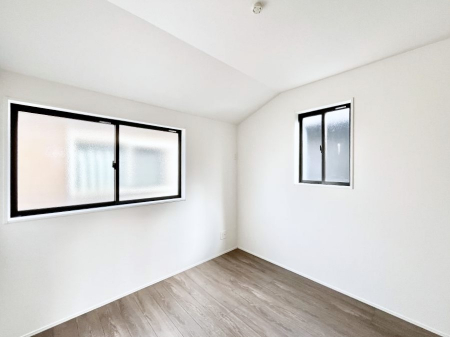 �q�������@�������P�������`Bed Room�`�@�q�������͂��q�l�ɂƂ��đ�Ϗd�Ȗ���������܂��B�q����l�ŉ߂�����Ԃ�^���邱�ƂŁA�h���׋����Ԃ����R�Ƒ����܂����畔���̕Еt����|���Ȃǂ��������ƂɌq����܂��B