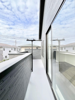 �o���R�j�[�@�������P�������`Balcony�`�@������̃o���R�j�[�̑O�ɂ͉_�ȊO�ɑ��z���Ղ���̂�����܂���B�����󕨂������₷���A����薾�邭�C�����̂������������Ă��܂��B�g���₷���J���I�ȃo���R�j�[�ł���