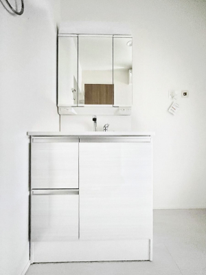 ���ʑ�E���ʏ��@�������P�������`Dressing Room�`�@�\���ȑ傫���̐��ʑ�͎��[�����鎖�Ȃ���A�g�����Ȃ݃`�F�b�N�⎕�����ȂǁA���̍Q�����������Ԃł��z�e�����C�N�ȃX�y�[�X�ŗ]�T�Ƃ�Ƃ�������Ē����܂��B