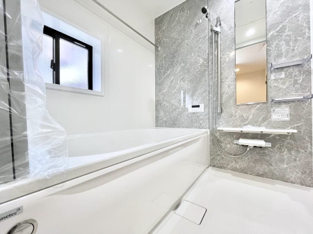 �����@�������Q�������`Bath Room�`�@�������Ƒ���L�΂��ē������邱�Ƃ��\�I����̔�������M�d�ȃo�X�^�C���ł��B�\���ȍL���Ȃ̂ŁA���r���O�Ƃ͈�����Ƒ��c�R�̂ЂƎ������y���݂��������܂��B