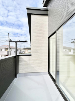 �o���R�j�[�@�������Q�������`Balcony�`�@������̃o���R�j�[�̑O�ɂ͉_�ȊO�ɑ��z���Ղ���̂�����܂���B�����󕨂������₷���A����薾�邭�C�����̂������������Ă��܂��B�g���₷���J���I�ȃo���R�j�[�ł���