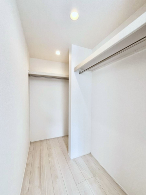 ���̑��@�������Q�������`Walk-in Closet�`�@�K�v�Ȃ��̂�R�[�f�B�l�[�g���ꗗ���Ċm�F�ł��A�g�x�x�⏀�����Z���ԂōςރE�H�[�N�C���N���[�[�b�g��ݒu���܂����B�Ƃ̒�����������Ƃ�����֗��Ȏ��[�X�y�[�X�ł��B