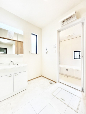 ���̑��@�����`Dressing Room�`  ����������F�����œ��ꂳ��Ă���ƁA�X�b�L���Ɛ�������ۂ������܂��B  ���̗��ɂ͂����Ղ�Ǝ��[�X�y�[�X��W�������I  �����́A�V���v�����@�\�����d�����āB