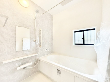 �����@�����`Bath Room�`�@�������Ƒ���L�΂��ē������邱�Ƃ��\�I����̔�������M�d�ȃo�X�^�C���ł��B���q�l�Ƃ��ꏏ�ł��\���ȍL���Ȃ̂ŁA���r���O�Ƃ͈�����Ƒ��c�R�̂ЂƎ������y���݂��������܂��B