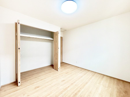 �q�������@�����`Bed Room�`�@�������������̂��ˌ��Ẵ����b�g�ł��B���Ƒ������������ƂŎ苷�Ɋ����Ă����Z�܂����ˌ��Ăł͊e�����v���C�o�V�[��ۂ��Ƃ��ł��܂��B�Z�܂��ɂ�Ƃ肪���܂�S�������b�N�X�ł��܂���