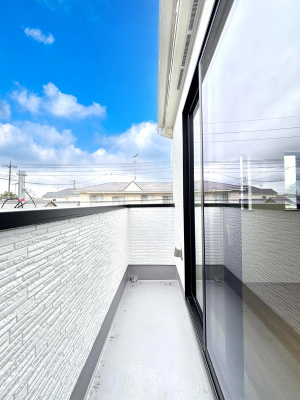 �o���R�j�[�@�����`Balcony�`�@������̃o���R�j�[�̑O�ɂ͉_�ȊO�ɑ��z���Ղ���̂�����܂���B�����󕨂������₷���A����薾�邭�C�����̂������������Ă��܂��B�g���₷���J���I�ȃo���R�j�[�ł���