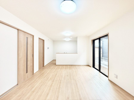 ���r���O�@�����`Living�`�@�Ƒ��̈�̊�����������L�X�Ƃ����X�y�[�X�B�Ƒ��Ɖ߂������Ԃ��؂ɂ�����Ƀs�b�^���̂�Ƃ�̏Z��Ԃł��B���q�l���������Ă����S���Č����܂��B�Ƒ��̏΂��������ɂ��ڂɕ����т܂��B