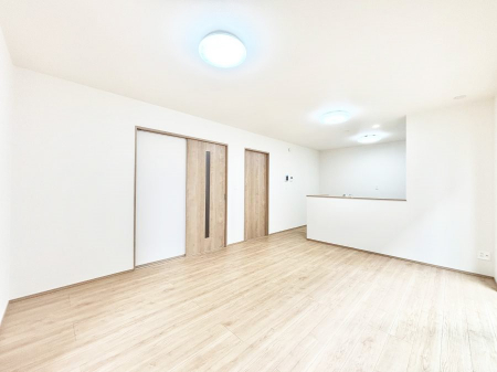 ���̑����ρ@�����`Living�`�@�Ƒ��̐H����c���̂ق��A�q�ǂ���V�΂�����A�F�l���������肷��LDK�͏Z�܂��̒��S�B�����ԉ߂����ꏊ������A���̋�Ԃ͏Z�܂��S�̂̋��S�n�����E���܂��B