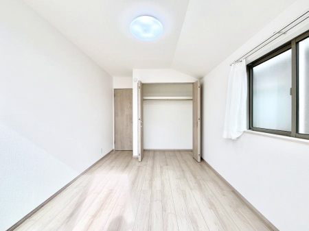 �Q���@������A�������`Bed Room�`  �S�����ɂ͎��[�N���[�[�b�g�������I���i�g���̂��m���⏬���͂������A�G�ߕ��̂��m���Ȃǂ���������Ɛ������ڂ����܂������܂��B  ������Ԃ��L���g�p�ł��܂��ˁB