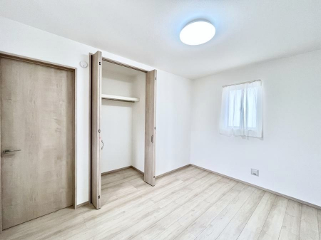 �q�������@������A�������`Bed Room�`�@�q�������͂��q�l�ɂƂ��đ�Ϗd�Ȗ���������܂��B�q����l�ŉ߂�����Ԃ�^���邱�ƂŁA�h���׋����Ԃ����R�Ƒ����܂����畔���̕Еt����|���Ȃǂ��������ƂɌq����܂��B