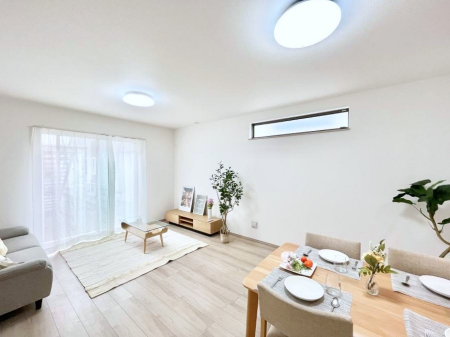 ���r���O�@������A�������`Living�`�@�Ƒ��̉�b��Ί炪�s���������r���O�ł��B�傫�ȃ\�t�@��_�C�j���O�e�[�u���ł������H���������肭�났�����􂻂�Ȗ������������Ԃł��I