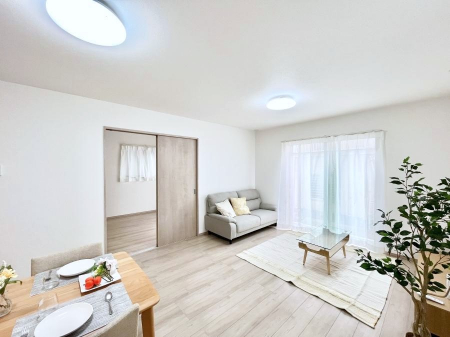 ���r���O�@������A�������`Living�`�@�O���̗��Ȃ��V���v���ł�������LDK�B�傫�ȑ�������������������ނ̂Ŏ��������邭�A�Ƒ��̌e���̏�Ƃ��ăs�b�^���ł��B�J�����Ɠ�������̗ǂ��𐥔񂲗����������I