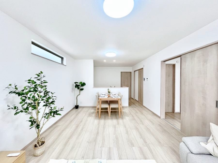 ���̑����ρ@������A�������`Living�`�@�Ƒ��̐H����c���̂ق��A�q�ǂ���V�΂�����A�F�l���������肷��LDK�͏Z�܂��̒��S�B�����ԉ߂����ꏊ������A���̋�Ԃ͏Z�܂��S�̂̋��S�n�����E���܂��B