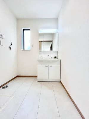 ���ʑ�E���ʏ��@������A�������`Dressing Room�`�@���邭����������p�E�_�[���[���B�����g���ꏊ�����炱���A���K�ȋ�ԂƂȂ��Ă���܂��B�V�����v�[�h���b�T�[���̗p���Ă���܂��̂ŁA���V��������y�ɏo���܂��B