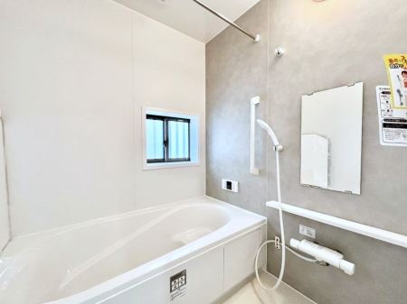 �����@������B�������`Bath Room�`�@���t���̃o�X���[���́A�̌������薾�邭�C�����̗ǂ���Ԃł��B�������邱�ƂŁA���C�����ǍD�B������芰����o�X���[���ŁA�����̃o�X�^�C�����y���݂ɂȂ肻���ł��B