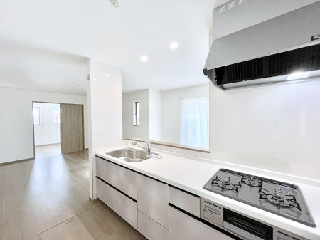 �L�b�`���@������B�������`Kitchen�`�@�u���������͉�����낤�v����ȃL�b�`���Ȃ�v�������藿�����ł����Ⴂ�܂��B�L�b�`������̓��r���O����]�ł��܂��B�Ƒ����Ȃ��邨�Ƃ������ɂ������܂��B